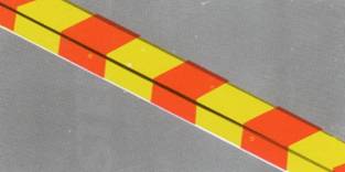 أحجار حافة مصبوغة بالأحمر والأصفر: ممنوع التوقف إلا لأنواع المركبات المسموح بها