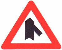 اندماج شارع فيه حق الأولوية مع طريق جانبية من اليمين